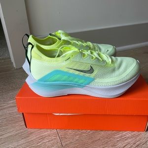 Nike Womens Zoom Fly 4. NEW NEVER WORN. comes with box. Size 6.5